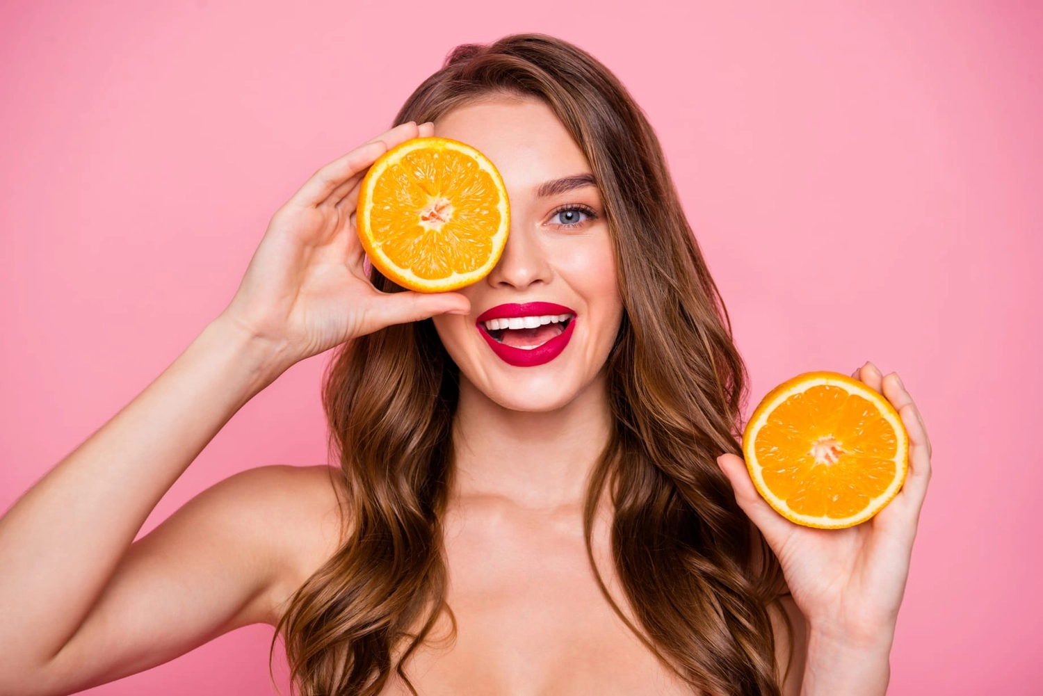 IMMER JITSI You are Beauty – Kosmetikstudio – Eine fröhliche Frau mit einem strahlenden Lächeln wirbt für natürliche Hautpflege